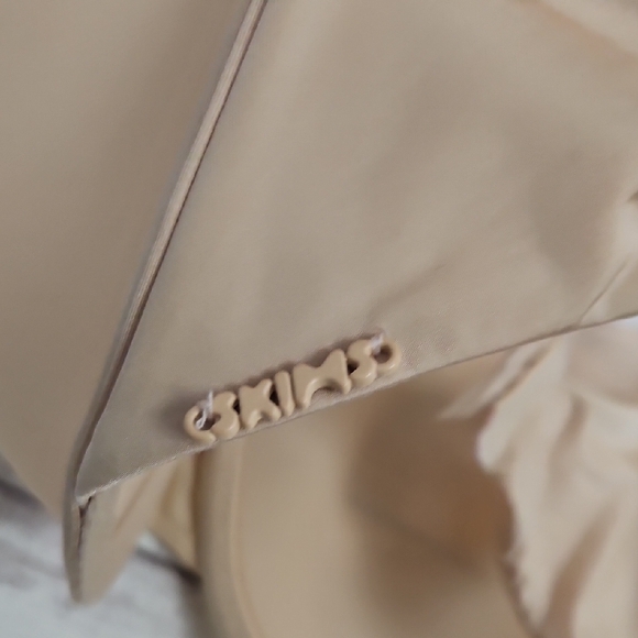 SKIMS Cream Women's Bra - Picture 4 of 7